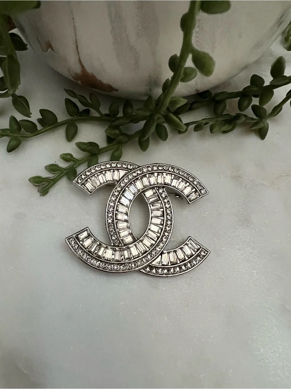 CHANEL Silver Crystal Interlocking CC Brooch - Silver Clear